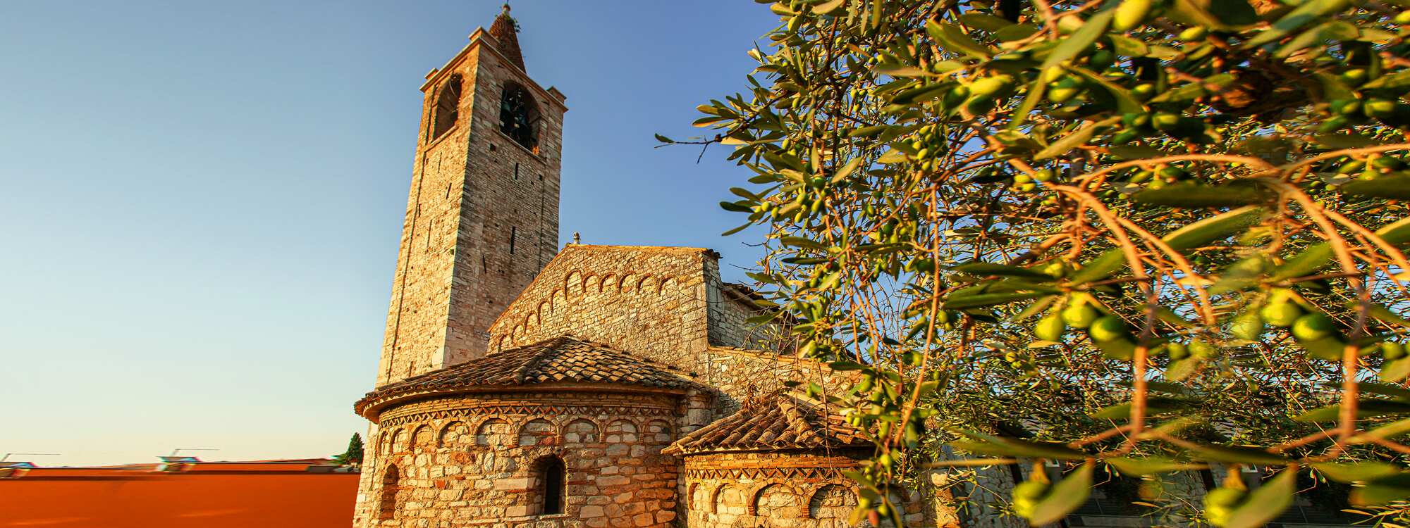 Die Kirche San Severo liegt eben außerhalb der Altstadt von Bardolino in der Region Gardasee