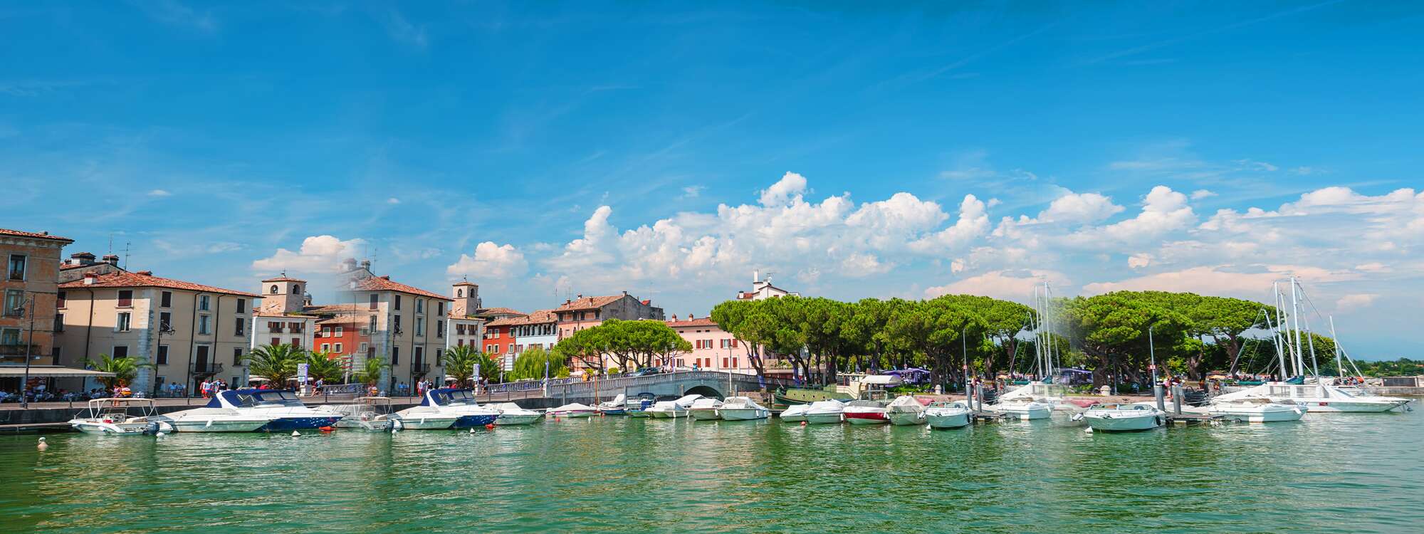 Kleine Yachthafen in Desenzano - Italien in der Region Gardasee