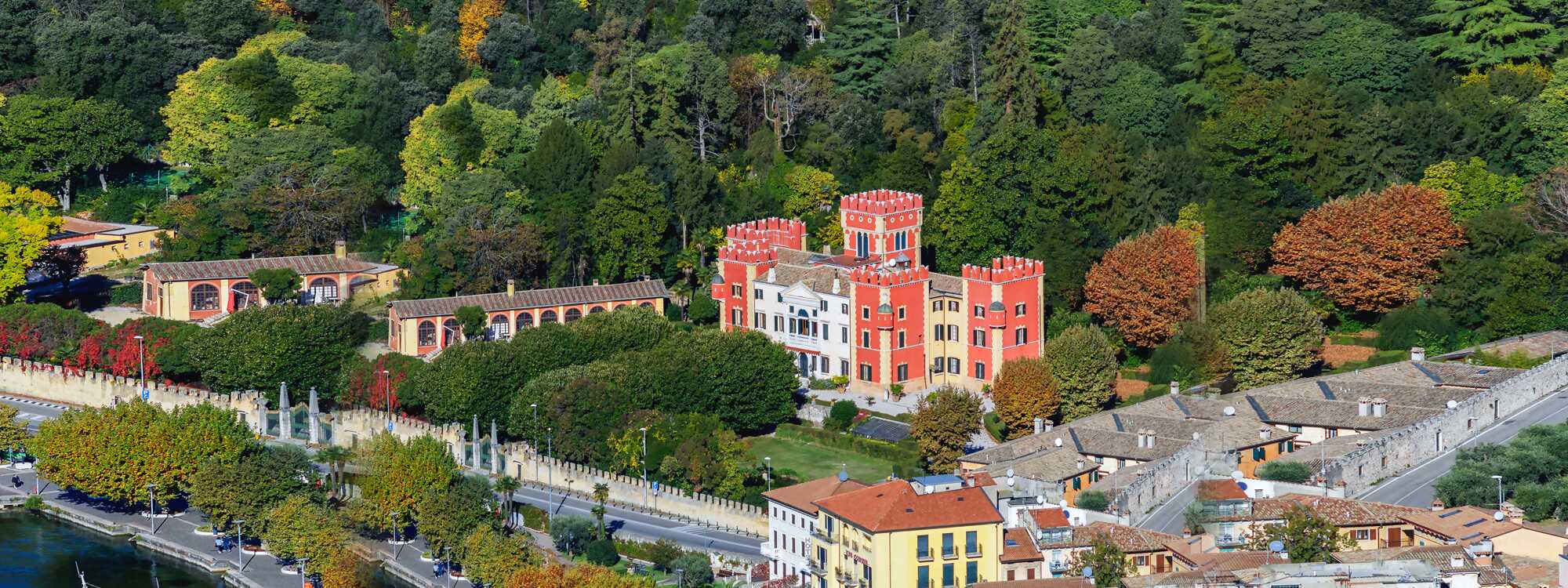 Die Villa Becelli-Albertini liegt an der SR249 nach San Vigilio in unmittelbarer Nähe zum Stadtzentrum von Garda in der Region Gardasee