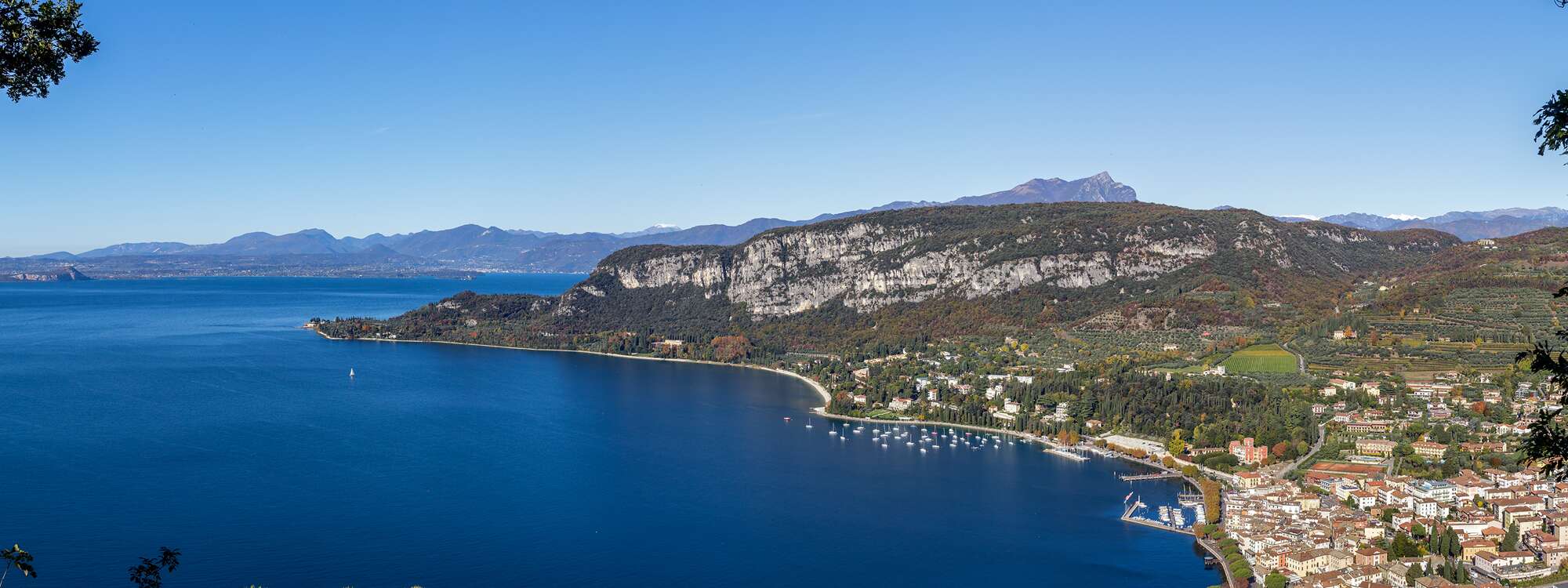 Panoramablick auf den Golf von Garda in der Region Gardasee