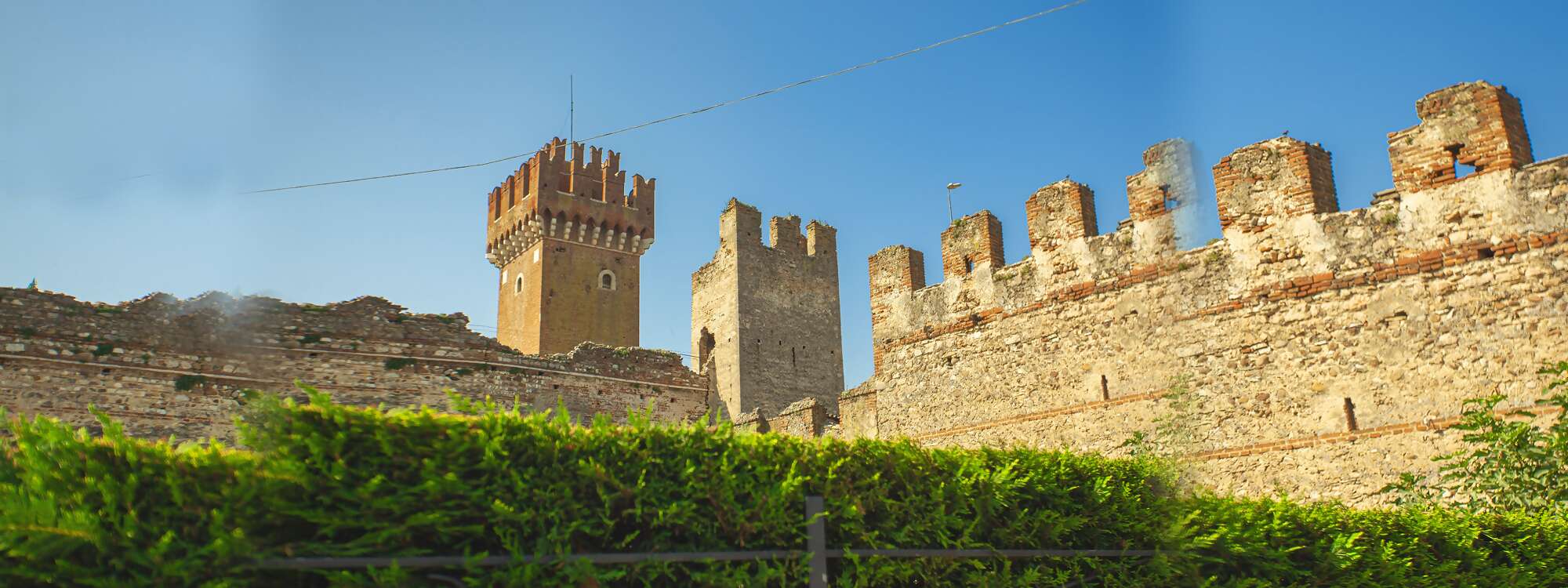 Das Castello Scaligero ist eine mittelalterliche Burg, die am östlichen Ufer des Gardasees in Lazise liegt.