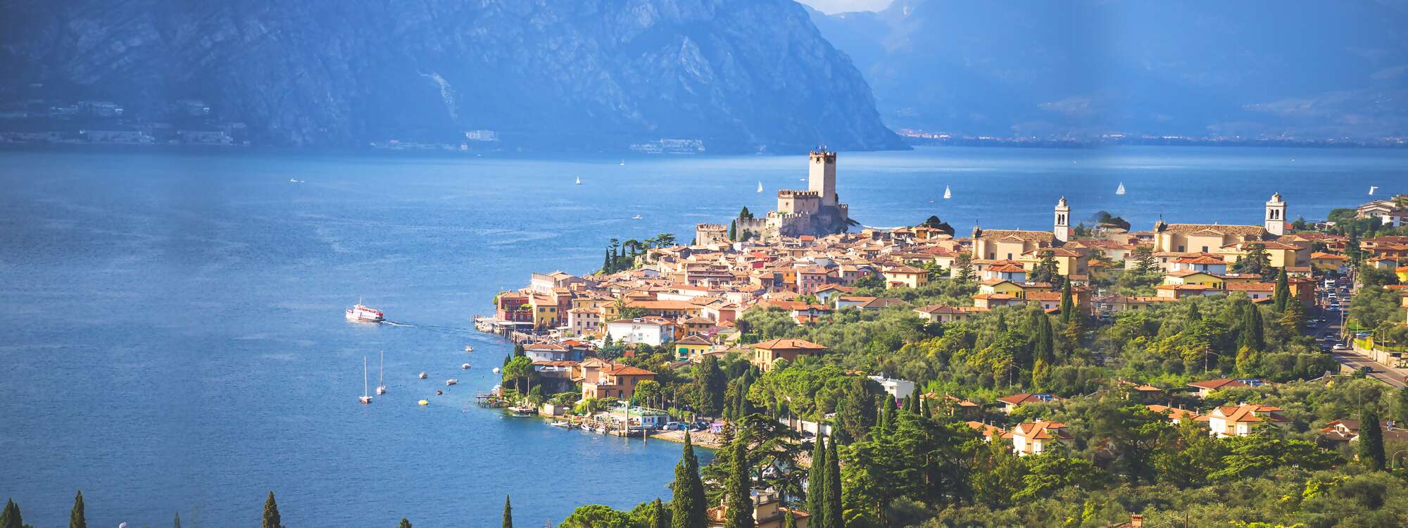 Küste in Italien am blauem Gardasee und das Dorf Malcesine in der Region Gardasee