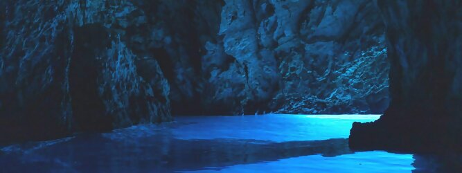 Trip Gardasee Reisetipps - Die Blaue Grotte von Bisevo in Kroatien ist nur per Boot erreichbar. Atemberaubend schön fasziniert dieses Naturphänomen in leuchtenden intensiven Blautönen. Ein idyllisches Highlight der vorzüglich geführten Speedboot-Tour im Adria Inselparadies, mit fantastisch facettenreicher Unterwasserwelt. Die Blaue Grotte ist ein Naturwunder, das auf der kroatischen Insel Bisevo zu finden ist. Sie ist berühmt für ihr kristallklares Wasser und die einzigartige bläuliche Farbe, die durch das Sonnenlicht in der Höhle entsteht. Die Blaue Grotte kann nur durch eine Bootstour erreicht werden, die oft Teil einer Fünf-Insel-Tour ist.