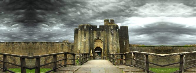 Trip Gardasee Reisetipps - Caerphilly Castle - ein Bollwerk aus dem 13. Jahrhundert in Wales, Vereinigtes Königreich. Mit einem aufsehenerregenden Turm, der schiefer ist wie der Schiefe Turm zu Pisa. Wie jede Burg mit Prestige, hat sie auch einen Geist, „The Green Lady“ spukt in den Gemächern, wo ihr Geliebter den Tod fand. Wo man in Wales oft – und nicht ohne Grund – das Gefühl hat, dass ein Schloss ziemlich gleich ist, ist Caerphilly Castle bei Cardiff eine sehr willkommene Abwechslung. Die Burg ist nicht nur deutlich größer, sondern auch älter als die Burgen, die später von Edward I. als Ring um Snowdonia gebaut wurden.