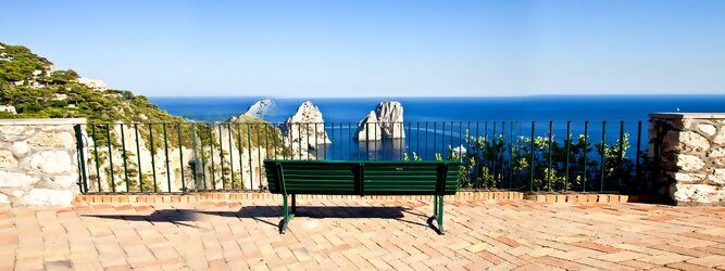 Trip Gardasee Reiseland - Capri ist eine blühende Insel mit weißen Gebäuden, die einen schönen Kontrast zum tiefen Blau des Meeres bilden. Die durchschnittlichen Frühlings- und Herbsttemperaturen liegen bei etwa 14°-16°C, die besten Reisemonate sind April, Mai, Juni, September und Oktober. Auch in den Wintermonaten sorgt das milde Klima für Wohlbefinden und eine üppige Vegetation. Die beliebtesten Orte für Capri Ferien, locken mit besten Angebote für Hotels und Ferienunterkünfte mit Werbeaktionen, Rabatten, Sonderangebote für Capri Urlaub buchen.