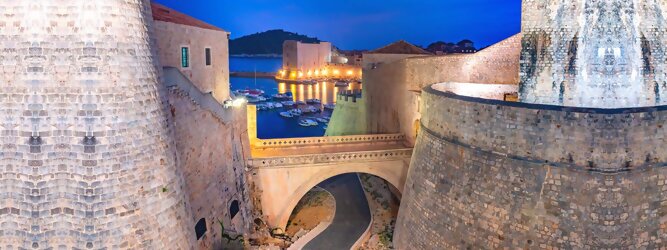 Trip Gardasee Stadt Urlaub - Dubrovnik - Einen Wahnsinns Panoramablick hat man von Dubrovniks Hausberg Srd. Empor geht’s ganz easy und entspannt, minutenschnell mit der Luftseilbahn. Für begeisterte GOT-Fans empfiehlt sich die speziell geführte Game-of-Thrones-Tour zu den bekanntesten Drehorten und Schauplätzen der erfolgreichen Kultserie, der Eiserne Thron ist auf der kleinen idyllischen Insel Lokrum zu bestaunen. Die beliebtesten Orte für Dubrovnik Ferien, locken mit besten Angebote für Hotels und Ferienunterkünfte mit Werbeaktionen, Rabatten, Sonderangebote für Dubrovnik Urlaub buchen. Reisedaten eingeben und Hotel Flug Mietwagen Attraktionen Taxis für eine Dubrovnik Reise flexibel buchen. Sollten sich die Pläne ändern, sind viele der Unterkünfte und Zimmer in Dubrovnik kostenfrei stornierbar.