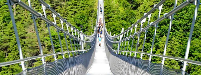 Trip Gardasee Reisetipps - highline179 - Die Brücke BlickMitKick | einmalige Kulisse und spektakulärer Panoramablick | 20 Gehminuten und man findet | die längste Hängebrücke der Welt | Weltrekord Hängebrücke im Tibet Style - Die highline179 ist eine Fußgänger-Hängebrücke in Form einer Seilbrücke über die Fernpassstraße B 179 südlich von Reutte in Tirol (Österreich). Sie erstreckt sich in einer Höhe von 113 bis 114 m über die Burgenwelt Ehrenberg und verbindet die Ruine Ehrenberg mit dem Fort Claudia.
