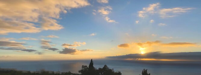 Trip Gardasee Insel Urlaub - La Palma macht ihrem Beinamen, die Schöne, alle Ehre. Das Kleinod im Atlantik erstrahlt in sattem Grün, verziert mit hübschen landestypischen Villen in den weit gestreuten Dörfern, eingerahmt von weichen Wellen des dunkelblauen atlantischen Ozeans, am Himmel ziehen malerische Formationen, bauschiger weißer Schäfchenwolken. Eine Bilderbuchidylle zum Verlieben. Die beliebtesten Orte für La Palma Ferien, locken mit besten Angebote für Hotels und Ferienunterkünfte mit Werbeaktionen, Rabatten, Sonderangebote für La Palma Urlaub buchen. Reisedaten eingeben und Hotel Flug Mietwagen Attraktionen Taxis für eine La Palma Reise flexibel buchen. Sollten sich die Pläne ändern, sind viele der Unterkünfte und Zimmer auf La Palma kostenfrei stornierbar.