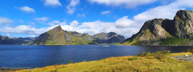 Trip Gardasee Reisetipps - Die Lofoten Inseln Norwegen – Skandinaviens eiskalte Schönheit fasziniert mit atemberaubenden Nordlichtern und geradezu außerirdisch imposanten Gebirgskulissen. Land der Mitternachtssonne am Polarkreis, ein Paradies für Wanderer, Naturfreunde, Hobbyfotografen und Instagram er/innen. Die Lofoten gehören zu Norwegen und liegen nördlich des Polarkreises. Erfahren Sie hier, was für eine einzigartige Landschaft die Lofoten zu bieten haben und was Sie dort erwartet. Vorsicht akutes Fernweh! Die meisten von Ihnen kennen wahrscheinlich die Lofoten. Man stellt sich malerische Fischerdörfer vor, umgeben von hohen Bergen und tiefblauen Fjorden.