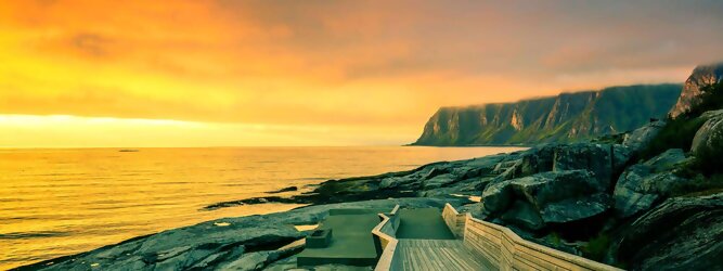 Trip Gardasee Ferienhaus Norwegen – Schwindelfrei auf Preikestolen – die spektakuläre Felskanzel erhebt sich als steile Plateauklippe über dem Lysefjord. Die Aussicht über den Fjord ist atemberaubend, schwindelfrei sein ist Voraussetzung. Es lohnt sich auf jeden Fall, schon mitten in der Nacht aufzustehen, um den magischen Moment des überwältigend schönen Sonnenaufgangs mitzuerleben, grandios wie sich die ersten Sonnenstrahlen in den steilen Felswänden verfangen und die Bergmauern zum Leuchten bringen. Dieser Augenblick inspiriert zur Demut und Dankbarkeit. Die beliebtesten Orte für Ferien in Norwegen, locken mit besten Angebote für Hotels und Ferienunterkünfte mit Werbeaktionen, Rabatten, Sonderangebote für Norwegen Urlaub buchen.