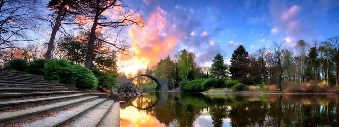 Trip Gardasee Reisetipps - Teufelsbrücke wird die Rakotzbrücke in Kromlau, Deutschland, genannt. Ein mystischer, idyllischer wunderschöner Ort; eine wahre Augenweide, wenn sich der Brücken Rundbogen im See spiegelt und zum Kreis vervollständigt. Ein märchenhafter Besuch, im blühenden Azaleen & Rhododendron Park. Der Azaleen- und Rhododendronpark Kromlau ist ein ca. 200 ha großer Landschaftspark im Ortsteil Kromlau der Gemeinde Gablenz im Landkreis Görlitz. Er gilt als die größte Rhododendren-Freilandanlage als Landschaftspark in Deutschland und ist bei freiem Eintritt immer geöffnet. Im Jahr 1842 erwarb der Großgrundbesitzer Friedrich Hermann Rötschke, ein Zeitgenosse des Landschaftsgestalters Hermann Ludwig Heinrich Fürst von Pückler-Muskau, das Gut Kromlau.