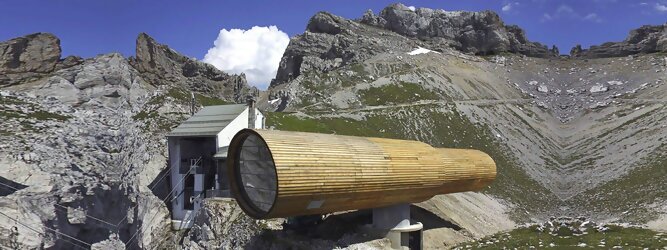 Trip Gardasee Reisetipps - Das Riesenfernrohr im Karwendel – wie ein gigantischer Feldstecher wurde das Informationszentrum auf die Felskante neben der Bergstation platziert. Hoch über Mittenwald, Bayern erlebt man sensationell faszinierende Ein- und Ausblicke in die alpine Natur und die sensible geschützte Bergwelt Karwendel. Auf 2044m Seehöhe, 1.321m über Mittenwald und oft über dem Wolkenmeer, könnte das Informationszentrum Bergwelt Karwendel nicht eindrucksvoller sein! Und mit der Bergbahn ist es von Mittenwald aus in kurzer Zeit bequem erreichbar.Durch das große Panoramafenster blicken Sie auf Mittenwald und scheinen über der Stadt zu schweben.